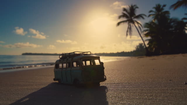 Wunderschönen-tropischen-Insel-Strand-Sonnenaufgang-und-Auto-Miniatur,-Punta-Cana