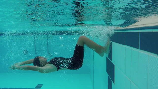 Asiatin-schwimmt-Freestyle-und-Wäschetrockner-schaltet