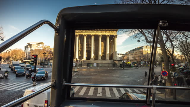 Turismo-de-Francia-calle-vista-bus-panorama-puesta-del-sol-paseo-de-París-4k-lapso-de-tiempo