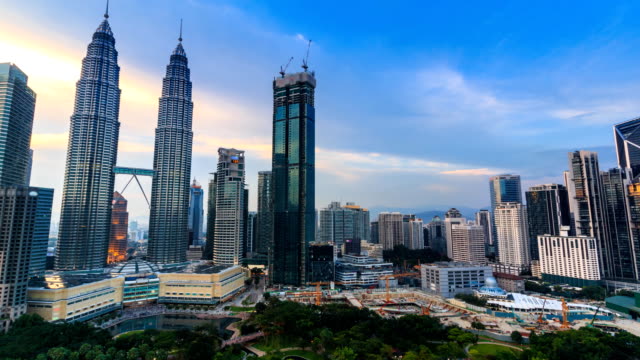 Kuala-Lumpur-paisaje-urbano-histórico-viaje-lugar-de-Malasia-4K-día-a-noche-Time-Lapse-(zoom-out)