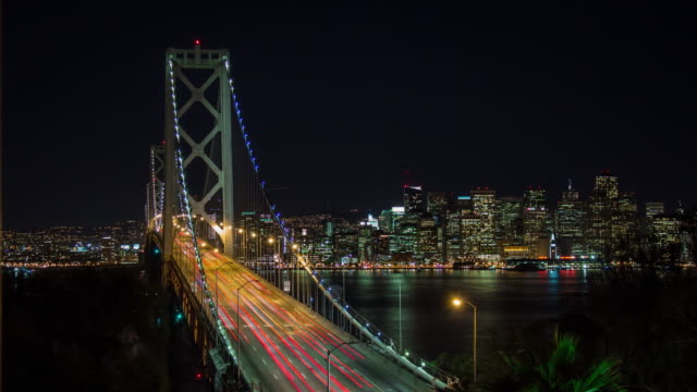 Puente-de-la-bahía-y-centro-de-la-ciudad-de-San-Francisco-la-noche-Timelapse