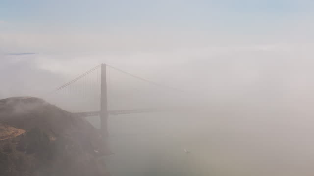 Timelapse-del-día-del-puente-Golden-Gate-en-la-neblina-del-verano