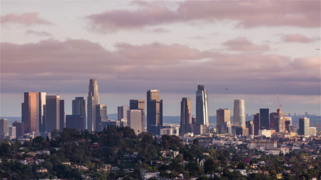 Die-Innenstadt-von-Los-Angeles-mit-rosa-Wolken-ganz-in-der-Nähe-Tag-Timelapse