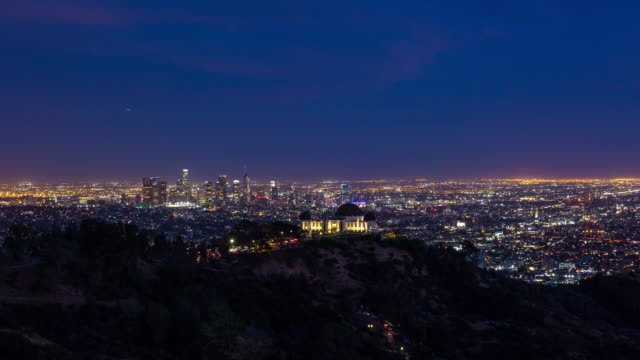 Die-Innenstadt-von-Los-Angeles-und-Griffith-Observatory-bei-Nacht-Zeitraffer