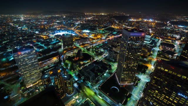 Die-Innenstadt-von-Los-Angeles-Antenne-auf-dem-Dach-Freeway-Nacht-Zeitraffer