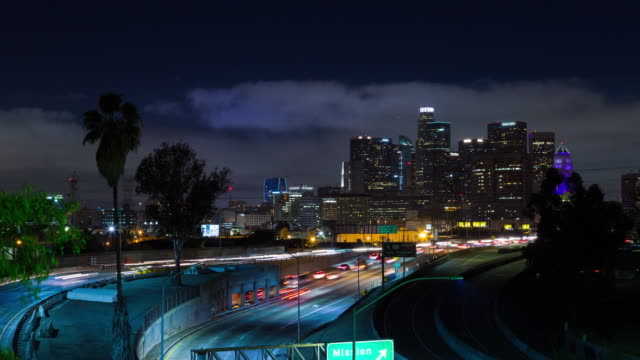 Die-Innenstadt-von-Los-Angeles-und-101-Freeway-bei-Nacht-Zeitraffer
