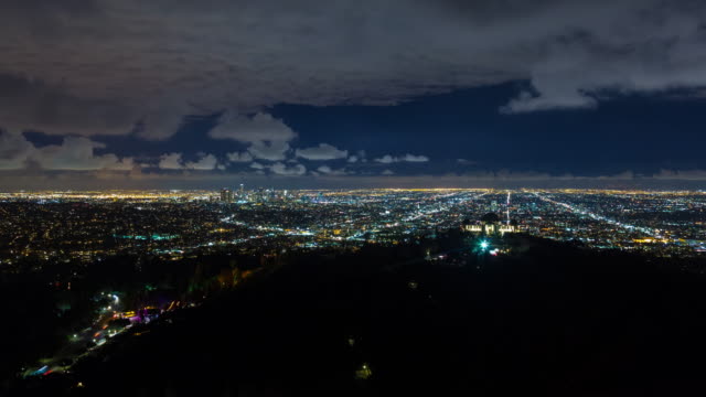 Die-Innenstadt-von-Los-Angeles-und-Griffith-Observatory-Nacht-Zeitraffer