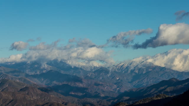 Montañas-de-California-cerca-de-Los-Angeles-con-nieve-y-nubes-día-Timelapse