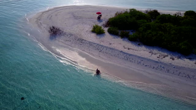 v03940-fliegenden-Drohne-Luftaufnahme-der-Malediven-weißen-Sandstrand-2-Personen-junges-Paar-Mann-Frau-romantische-Liebe-auf-sonnigen-tropischen-Inselparadies-mit-Aqua-blau-Himmel-Meer-Wasser-Ozean-4k