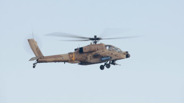 Helicóptero-militar-en-vuelo-de-combate