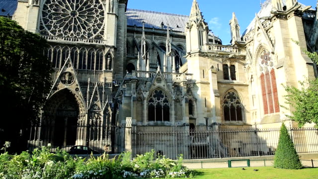 Notre-Dame-side
