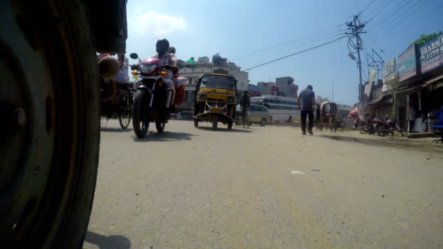 4K-Straßenniveau-Filmmaterial-des-Verkehrs-in-der-indischen-Stadt-Amritsar