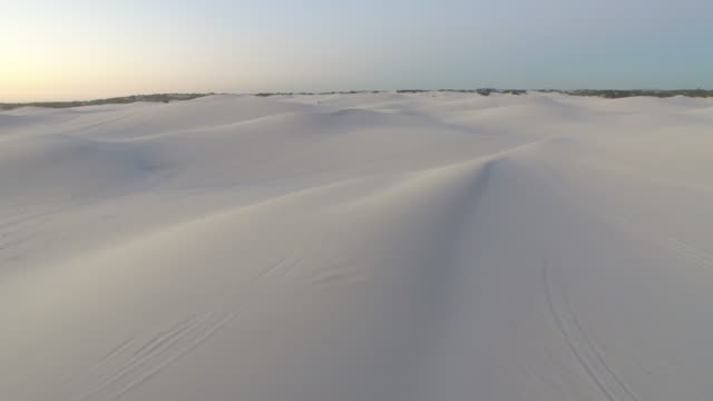 Flug-über-endlose-Sanddünen-in-der-Wüste