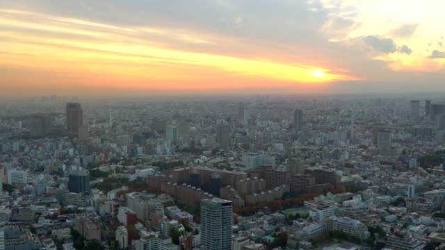 Vista-aérea-del-paisaje-urbano-de-Tokyo-al-atardecer