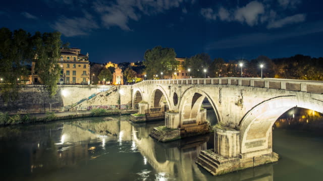 Time-Lapse-video-of-a-lighted-bridge-over-the-Tiber-River