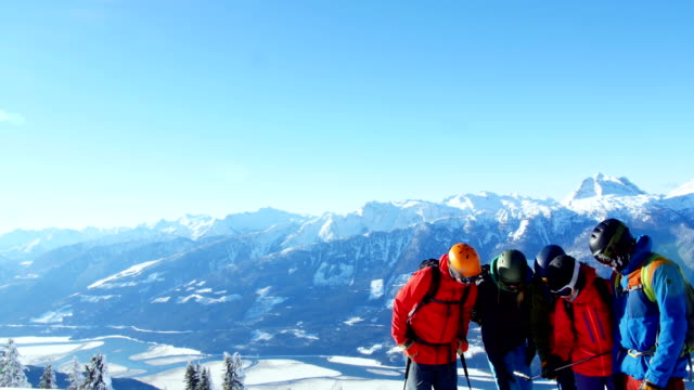 Esquiadores-con-esquí-interactuando-en-paisaje-nevado