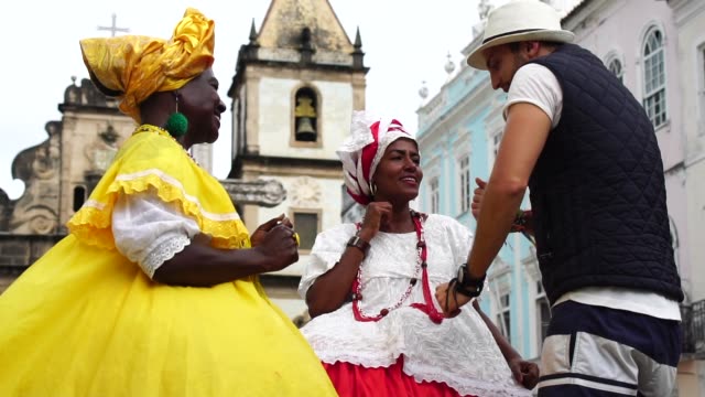 Tourist-Dancing-und-werfen-den-Hut-für-Frau-brasilianischen-Ureinwohner---\"Baiana\"