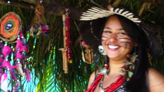 Gebürtige-Brasilianerin-in-einem-indigenen-Stamm