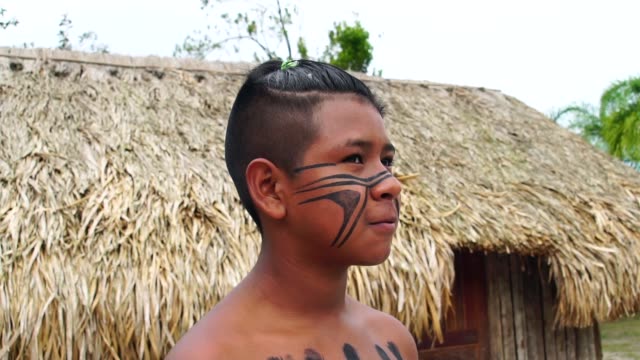 Chico-brasileño-nativo-en-un-Tupi-Guarani-tribu-indígena-en-Brasil