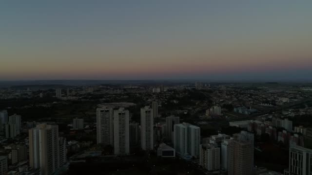 Fliegen-über-Sonnenuntergang-in-Ribeirao-Preto-City,-Sao-Paulo,-Brasilien