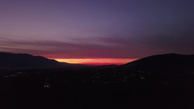 Video-de-arriba.-Vista-aérea-de-una-increíble-puesta-de-sol-detrás-de-las-montañas-italianas.
