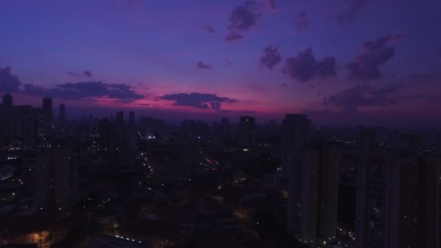 Lila-Stadt-Sonnenuntergang-über-Sao-Paulo,-Brasilien
