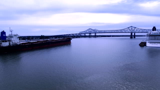 4k-Freight-Ship,-bridge-on-Mississippi-River-in-New-Orleans