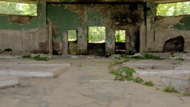 Caminando-en-el-edificio-abandonado-en-Tskaltubo,-Georgia