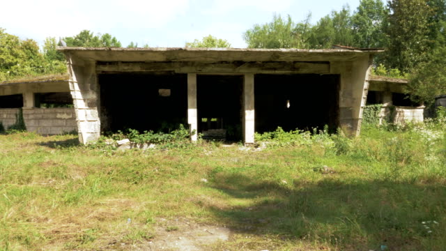 Fuß-in-das-verlassene-Gebäude-in-Zchaltubo,-Georgia