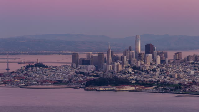 Centro-San-Francisco-Skyline-día-a-noche-Timelapse-atardecer
