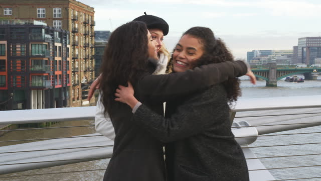 Gruppe-von-jungen-weiblichen-Freunden-Besuch-in-London-im-Winter