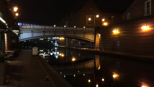 Lichter-spiegeln-sich-in-den-stillen-Wassern-des-Birmingham-Kanal-in-einer-ruhigen,-klaren-Nacht