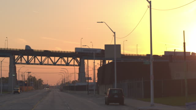 CLOSE-UP:-Schwerverkehr-auf-der-Autobahn-in-Detroit-Industriezone-am-goldenen-Sonnenuntergang