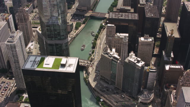 Tagsüber-Luftaufnahme-der-Innenstadt-von-Chicago-und-Chicago-River.
