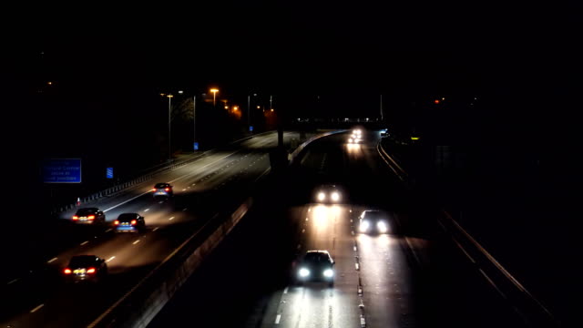 Tráfico-de-noche-en-Manchester-ciudad-M60-autopista