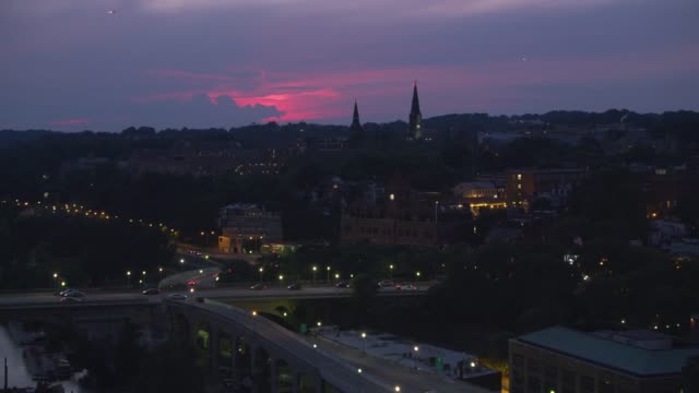 Aerial-Annäherung-an-Georgetown-University-bei-Sonnenuntergang.