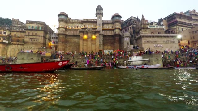Ghats-von-Varanasi,-Diwali-fest,-Ganges-und-Boote,-Uttar-Pradesh,-Indien,-Real-Time