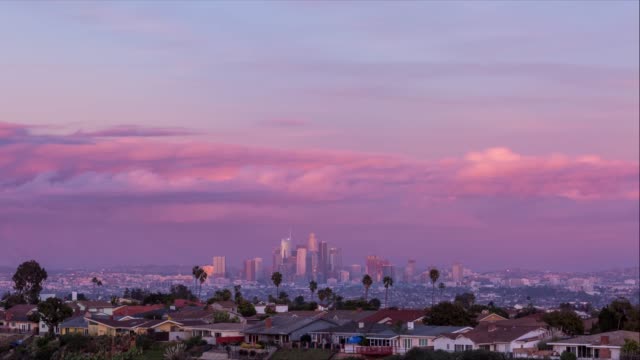 Die-Innenstadt-von-Los-Angeles-Skyline-Wolkengebilde-Tag-zu-Nacht-Sonnenuntergang-Timelapse
