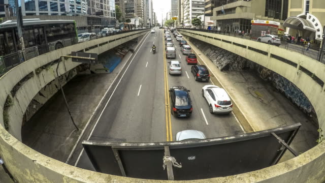 Lapso-de-tiempo-de-atasco-de-tráfico-y-los-peatones-en-la-Avenida-Paulista