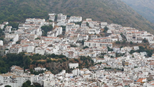 Atemberaubende-Schönheit-der-weißen-Dörfer-Andalusiens-in-Spanien.-Viele-weiße-Häuser-sind-hoch-in-den-Bergen,-Panoramablick