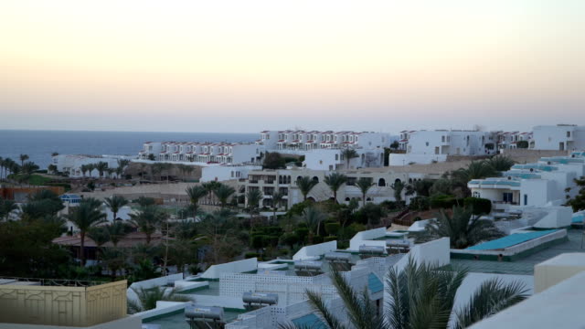 Mediterrane-Architektur-weißen-und-blauen-Küste-Gebäude