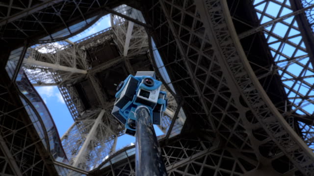 Imágenes-de-360-grados-de-disparos-debajo-de-la-Torre-Eiffel-en-París,-Francia