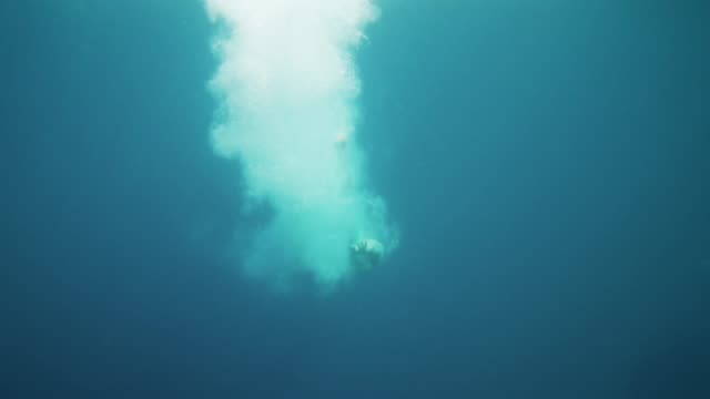 Unterwasseraufnahmen-des-Menschen-springen-ins-Wasser-und-Schwimmen.-Tauchen-im-Meer.