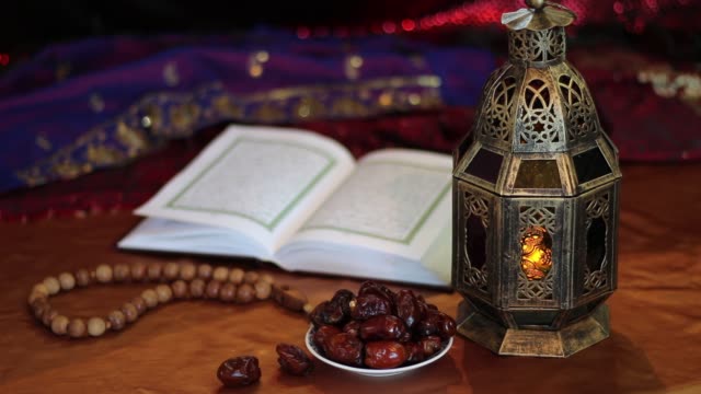 Koran,-Termine,-Rosenkranz-und-orientalische-Laterne-Lampe
