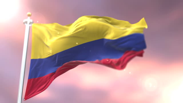 Bandera-de-Colombia-ondeando-en-el-viento-lento-en-puesta-de-sol,-lazo