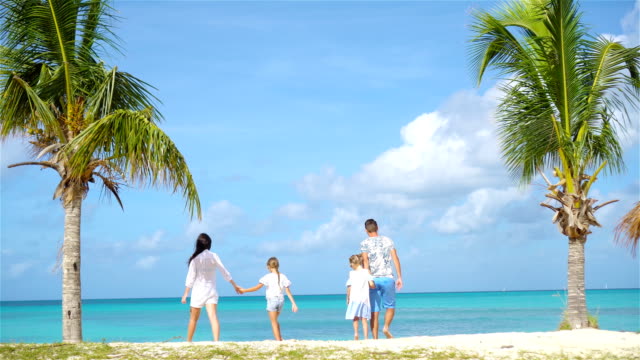 Padres-con-dos-niños-disfrutan-de-sus-vacaciones-en-la-isla-de-Antigua