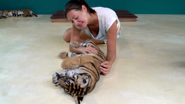 Mädchen-spielen-mit-Tiger-Cub