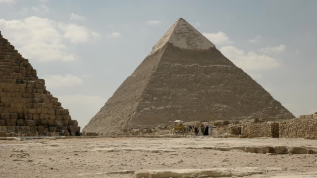 the-pyramid-of-khafre-at-giza-near-cairo,-egypt