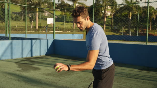 Sportsman-playing-tennis