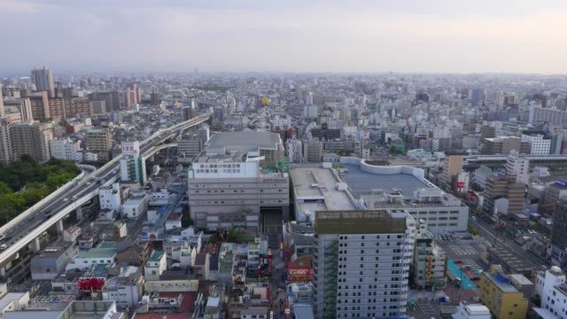 Panorama-aéreo-de-la-ciudad-de-Osaka.-Intenso-tráfico-de-carretera-y-ferrocarril.-Shinsekai-centro-de-la-ciudad-desde-la-parte-superior.